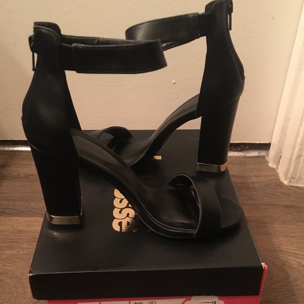 Black chunky heel sandal with gold detail!